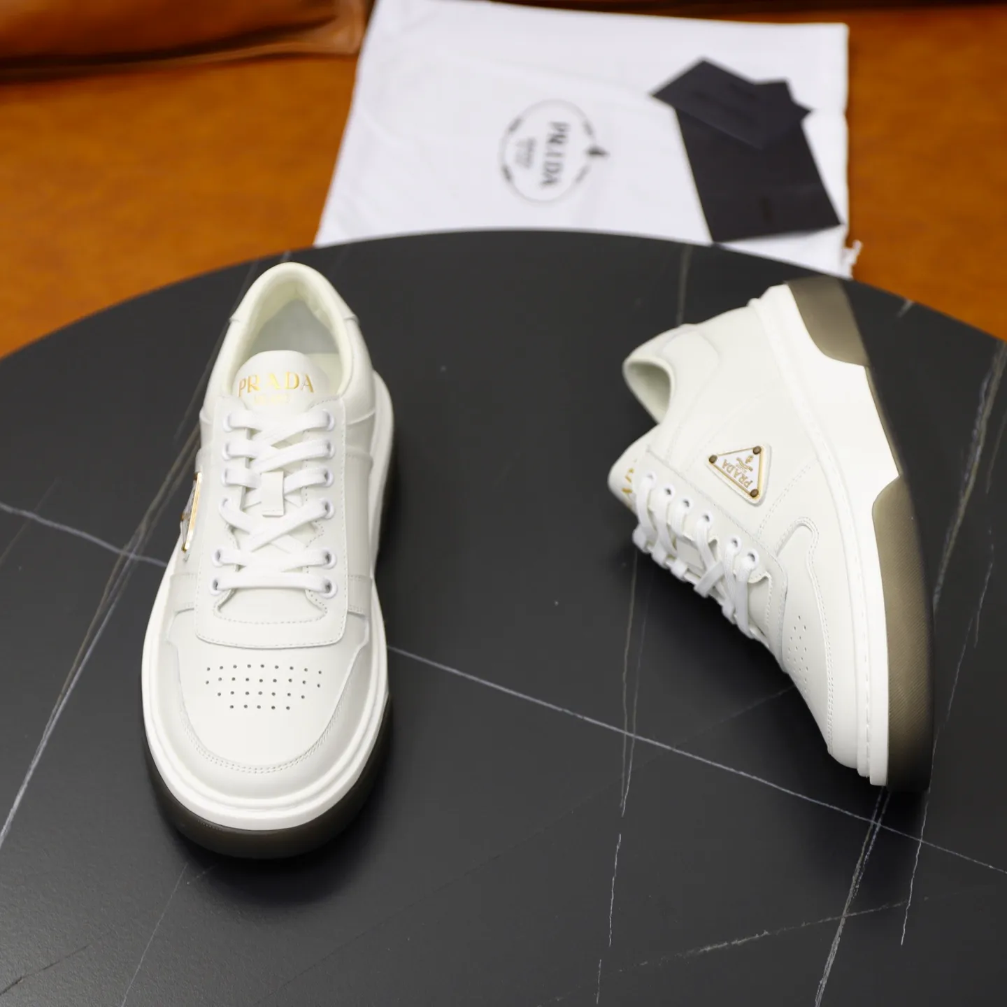 Factory price: 720💰Top original order Brand: PRADA (Prada) Standard code: Men's size 38/44 (45 can be customized) Grade: Same as the official website Material: Original cowhide stitching imported cowhide lining Original combination two-color wear-resistant soft outsole Style category: Leisure and sports version Young fashion European and American trend British style Color: Actual picture color